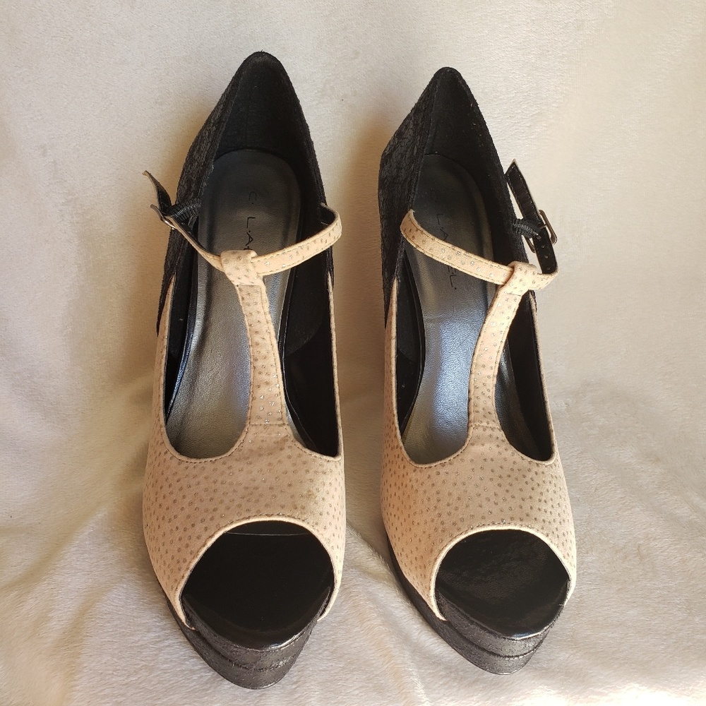 *NIB*  Beige and Black Platform Pump